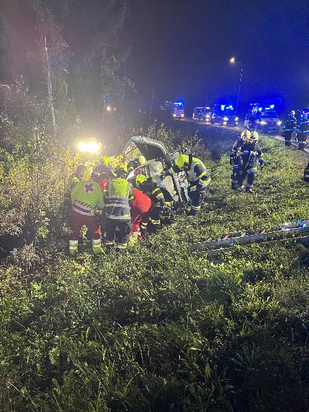 Fahrzeugüberschlag mit eingeklemmter Person in Villach